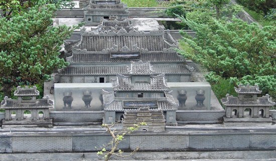 Hiển Lâm Các (Đài kỷ niệm ghi nhớ công tích của các vua Nguyễn và các quan đại thần có công lớn của triều đại).